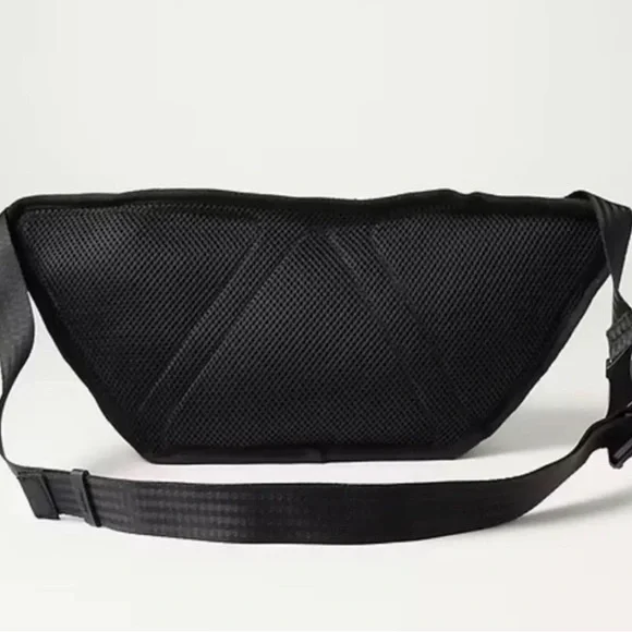 Athleta NWT Excursion Waistbag Everywhere Stowaway Fanny Pack Bag Black - Picture 6 of 13